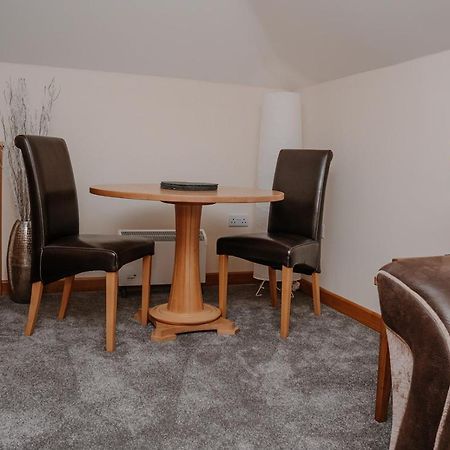 Lovely New 1 Bedroom Loft Apartment With On Drive Parking Trowbridge Exterior photo