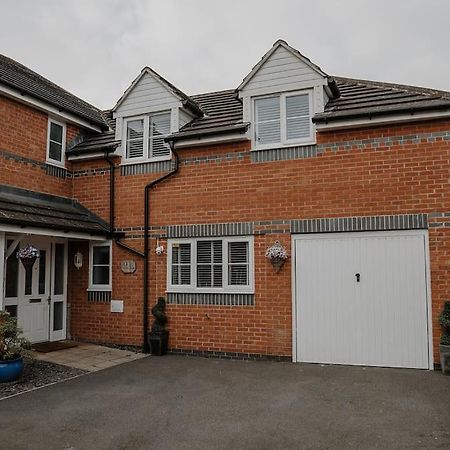Lovely New 1 Bedroom Loft Apartment With On Drive Parking Trowbridge Exterior photo