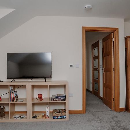 Lovely New 1 Bedroom Loft Apartment With On Drive Parking Trowbridge Exterior photo