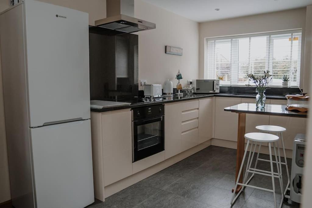 Lovely New 1 Bedroom Loft Apartment With On Drive Parking Trowbridge Exterior photo