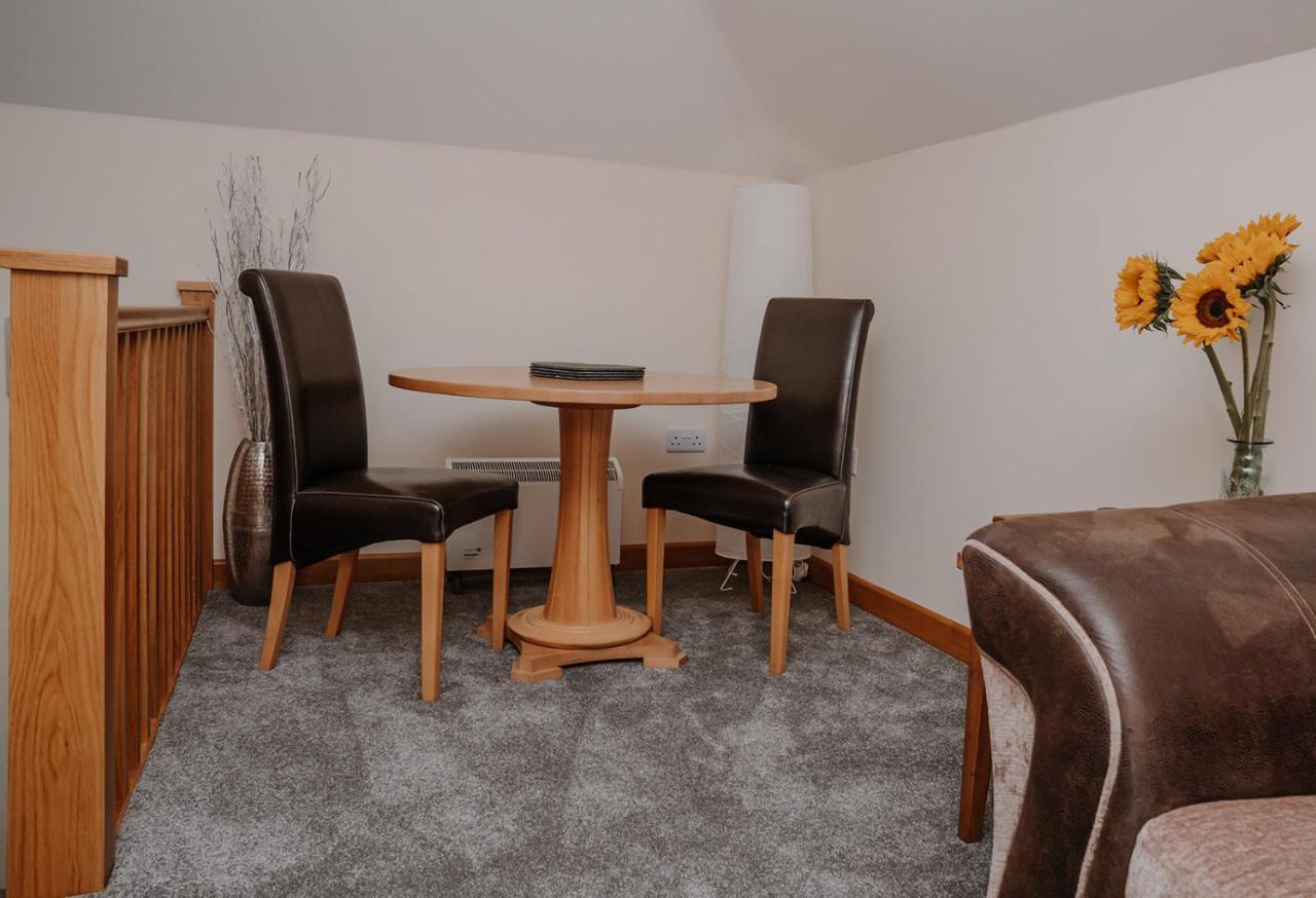 Lovely New 1 Bedroom Loft Apartment With On Drive Parking Trowbridge Exterior photo