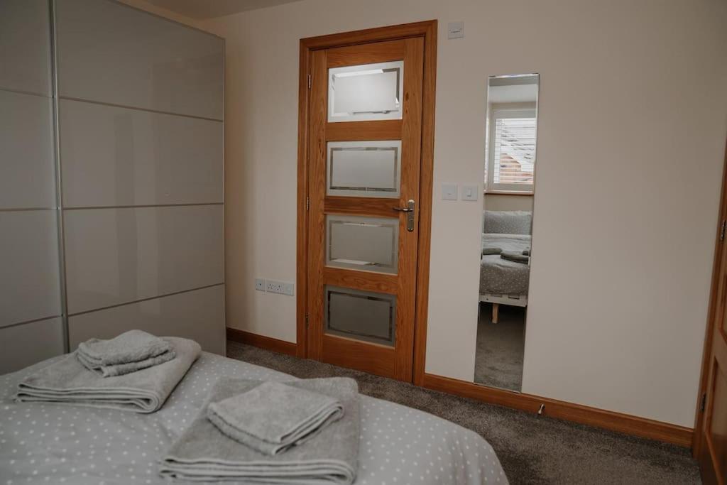 Lovely New 1 Bedroom Loft Apartment With On Drive Parking Trowbridge Exterior photo