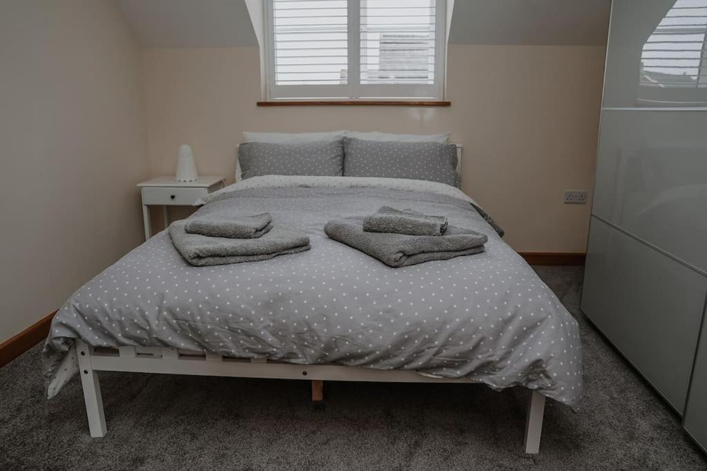 Lovely New 1 Bedroom Loft Apartment With On Drive Parking Trowbridge Exterior photo