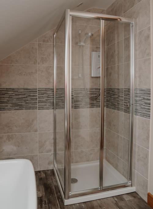 Lovely New 1 Bedroom Loft Apartment With On Drive Parking Trowbridge Exterior photo