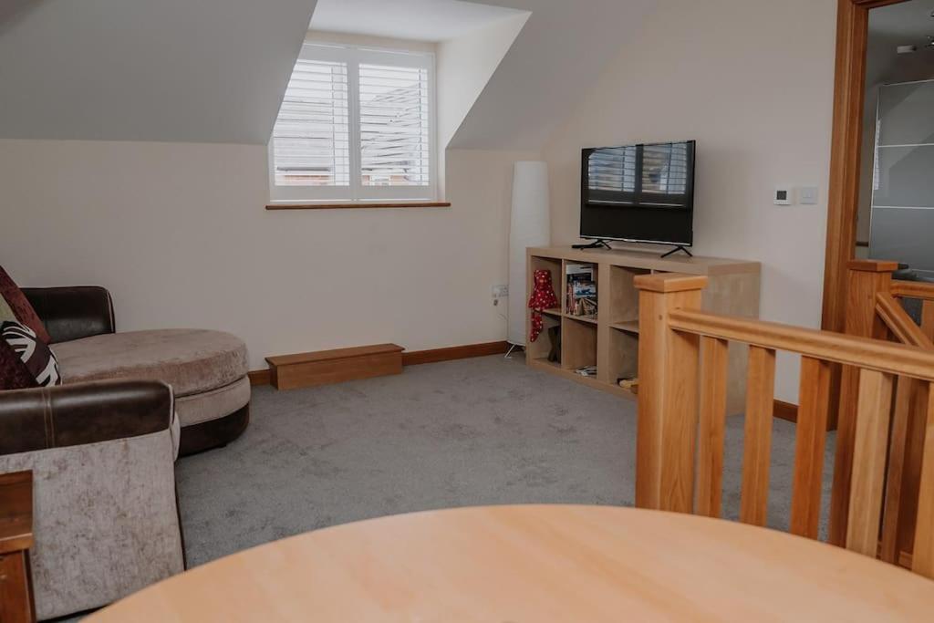 Lovely New 1 Bedroom Loft Apartment With On Drive Parking Trowbridge Exterior photo