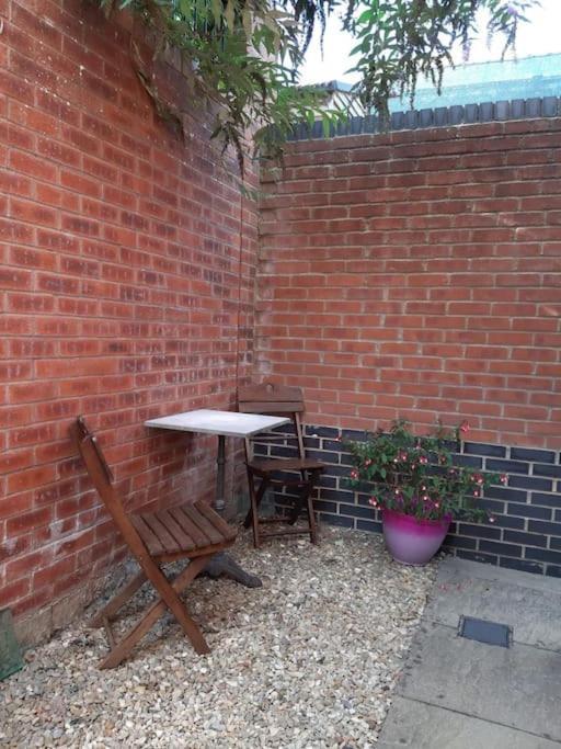 Lovely New 1 Bedroom Loft Apartment With On Drive Parking Trowbridge Exterior photo