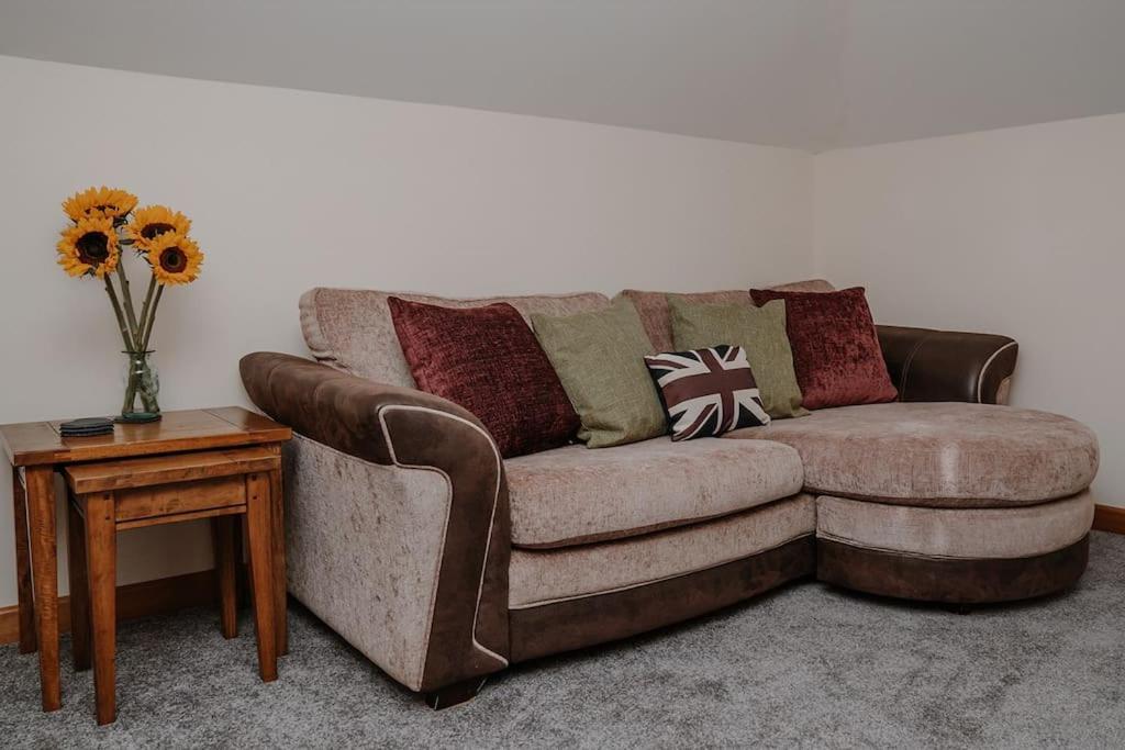 Lovely New 1 Bedroom Loft Apartment With On Drive Parking Trowbridge Exterior photo